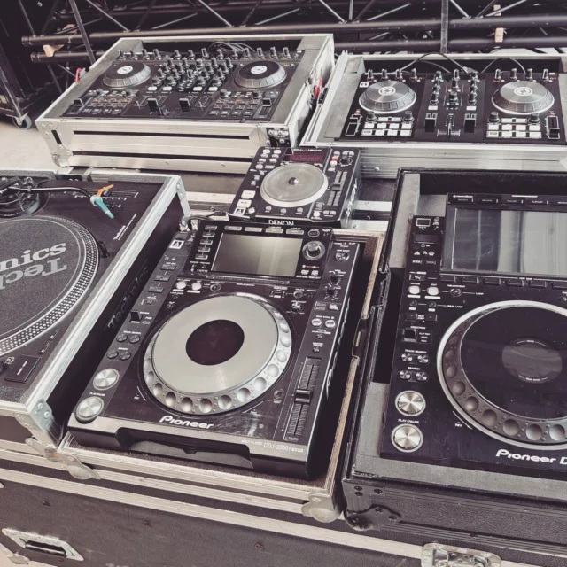 🎛️ Your Perfect DJ Setup Recipe 🎶
Ready to cook up the ultimate party?
1️⃣ Pick your DJ player (Pioneer CDJ2000/3000, Technics SL1210MK7, Traktor controller S2/S4, Denon DN-S1200)
2️⃣ Choose your DJ mixer (Pioneer DJM900/A9/V10, Xone 96, Denon DN–X1600)
3️⃣ Blend them together with your best beats
4️⃣ Crank up the volume and light up the night! 🔊✨
🎧 Rent pro DJ gear at Audeo – and own the dancefloor.
#DJSetup #AudeoRental #SoundOn #PartyRecipe #MixLikeAPro #EventGear