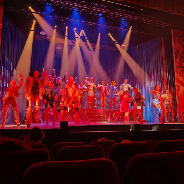 Audeo est aussi votre partenaire AV pour vos spectacles et comédies musicales !
Merci au @novum.brussels pour la confiance et l'incroyable @kinkyboots_bruxelles qui fut un succès grandiose !! 💪🎉🎭 
Gros déploiement @l.acoustics.official : 2 x 6 Kara + 3 Arcs cluster central, 5 XT et Syva en fill, X12 + X8 en delay et sur plateau.
@elsagrelot derrière la @yamaha_proaudio_official DM7, @rosaaaaamine derrière les Rios/rack HF et @valentinboucq aux lumières pour la gestion de @ayrtondigital Mistral/Diablo ainsi que de nombreux autres effets.
#musicaltheatre #kinkyboots #lightshow #lathebestsound
